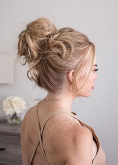 Easy Curly Messy Bun | MISSY SUE Fishtail French Braid, French Braid Updo, Messy Curly Bun, Side French Braids, Braided Pony, Braided Half Up, Medium Long Hair