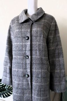 Beautiful Vintage coat from the late 1970s or early 1980s. Made from a soft high quality wool mohair blend fabric with check pattern in gray, white and brown tones. Collar with toggle closure, beautiful buttons, two side pockets. Fully lined.  The coat is heavy, warm and ideal for cold winter days. Made in Austria! Looks great with a turtleneck jumper, a pair of jeans and loafers or ankle boots. ERA: 1970s, 1980s BRAND: No brand label anymore COLOR: Grey, off-white, brown FABRIC: 70% pure new wo Vintage Gray Wool Outerwear, 80s Winter Outfits, Grandma Core, Check Coat, Turtle Neck Jumper, Fancy Shoes, Vintage Elegant, Vintage Coat, Check Pattern