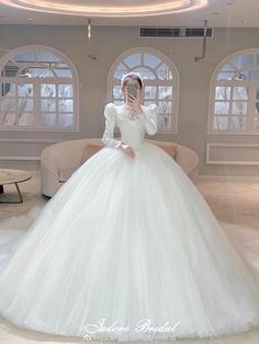 Chinese dress
Wedding dress
Bride
Wedding look
White gown
Princess look Shimmer Wedding Dress, Wedding Dress Hijab, Bridal Hijab Styles, Fairytale Wedding Dress, Puffy Wedding Dresses, Bride Preparation, Princess Gowns, Bride Dress Simple, Dress Anime