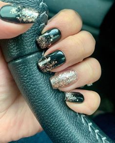 Christmas Nails Dark Green And Gold, Hunter Green And Silver Nails, Dark Green Nails With Gold Tips, Dark Green And Glitter Nails, Green Dress Gold Jewelry, Dark Green Nails With Gold Design, Black Nails Green Glitter, Green Nails Gold Glitter