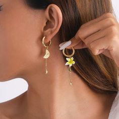 These Lemon Earrings are a celebration of nature??s artistry, featuring golden hoops with a blooming flower and a lemon slice charm. The vibrant lemon center and the emerald green leaves bring a burst of summer to your style, making these earrings not just a nature inspried piece, but a wearable expression of the season??s joy DETAILS Plating: 18K Gold Materials: 18K Gold on Brass, Enamel, Cubic Zirconia Size: 2.44"* 0.79 "(6.2cm*2.0cm) Weight: 9.5g/pr Lemon Earrings, Cat Pendant Necklace, Golden Hoops, Unique Gift Wrapping, Horses Pendant, Lemon Slice, Cat Pendants, Globe Pendant, Nature Jewelry