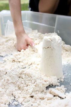 Moonsand = 8 cups flour + 1 cup baby oil.... I make this for the kids all the time and they love it! Diy Moon Sand, Moon Sand, Hantverk Diy, Tatty Teddy, Toddler Fun, Reggio Emilia, Baby Oil, Summer Crafts, Toddler Crafts