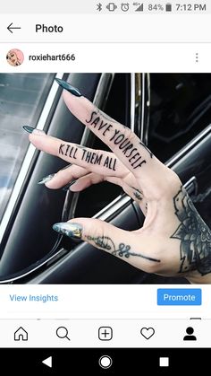 someone has tattooed their fingers with words on them