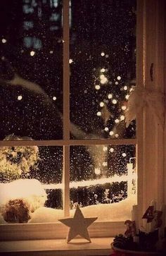 a window sill with a star on it in front of a snow covered yard