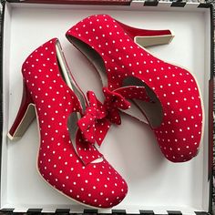 Unfortunately I Got A Half Size Too Small! 1950s Fashion Shoes, Ruby Shoo, Fashion Skirts, Pin Up Outfits, Ruby Slippers, Red Heels, Fabulous Shoes, 1950s Fashion, Pretty Shoes