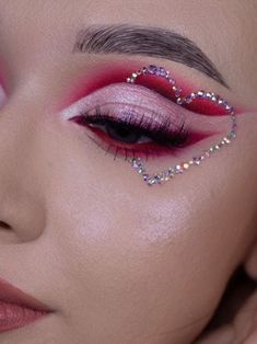 Red Heart Makeup Look, Valentine’s Day Makeup Creative, Makeup Saint Valentin, Valentine Make Up, Simple Valentine’s Day Makeup, Makeup St Valentin, Valentine’s Day Eyeshadow, Valentine Day Makeup Looks, Red Valentines Makeup