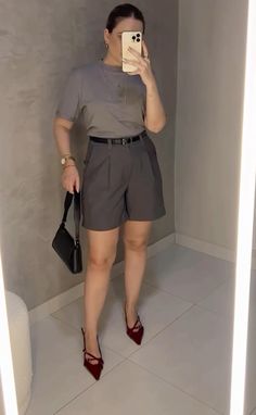 Tailored Bermuda Shorts Outfit, Business Casual Bermuda Shorts, Tailored Chic Shorts For Business Casual, Look Com Short Social, Blazer Com Short Plus Size, Outfit Informal, Ladies Shorts, Looks Party