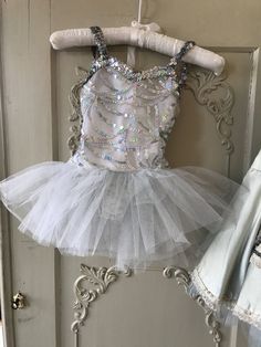 "Kleine dansjurk uit Frankrijk. Uit de jaren zestig. Drie lagen tule. Grootte voor een meisje van drie, vier jaar oud Vol met \" paillettes met regenboogkleuren. Het is echt een mooie kleine! ! In goede staat, alleen de achterkant heeft enkele vlekken (zie laatste foto) Verzendkosten verschillen." The Sixties, Dress Purchase, Little Dresses, Dance Dresses, Vintage Colors, Dance Costumes, Girls Clothing, Silk Dress, The Netherlands