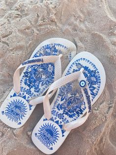 Havaianas Aesthetic, Havaianas Farm, Stylish Flip Flops, Painted Jeans, Shoe Inspiration, Sneaker Slippers, Just Girl Things, New Girl, Girly Girl