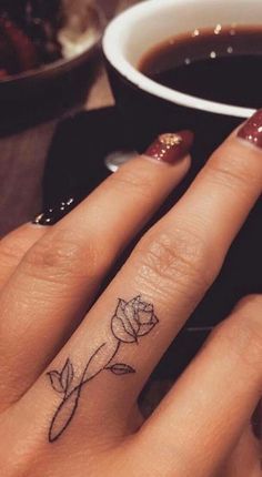 Tattoo Charlotte Tattoo, Strong Tattoos, Petit Tattoo, Finger Tats, Finger Tattoo For Women, Small Rose Tattoo, Tattoo Techniques, Georgia Rose, Finger Tattoo Designs