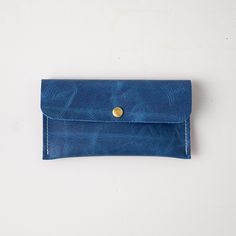 + DIMENSIONS Height: 4.75 inches Width: 8.5 inches Single compartment: no pockets, dividers, or card slots + CLUTCH DETAILS Made in America (in our Atlanta studio) 100% full-grain leather, unlined Solid brass snap closure This new clutch is our simplest leather clutch bag so far! This minimal design offers plenty of space for your phone and a few other essentials. It's perfect for keeping things organized inside your tote, or for carrying on its own. Each clutch consists of a single interior com Classic Everyday Clutch In Textured Leather, Leather Envelope Coin Purse With Coin Pocket, Rectangular Leather Coin Purse With Smooth Grain, Classic Leather Envelope Coin Purse, Leather Envelope Coin Purse For Everyday, Leather Wallet In Rectangular Case For Everyday Use, Leather Clutch With Card Slots, Leather Clutch With Interior Card Slots, Classic Leather Clutch With Coin Pocket