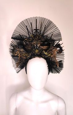 This Halo headdress is perfect for accessorizing a goddess costume. This headdress is simple, light, very glamorous and very eye-catching. gold For any request for other colors, contact me Ideal for burlesque, dance, photo shoots or cosplays, it can be used for many types of occasions Ready to ship Art Mannequin, Burlesque Dance, Paper Folding Art, Crown Headpiece, Goddess Costume, Halo Crown, Dance Photo, Crown Headband, Shooting Photo