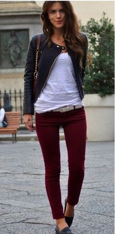 Burgundy skinny jeans white tee and black leather jacket Retro Vans, Delicate Fashion, Vans Fashion, Burgundy Jeans, Paris Mode, Mode Casual, Hot Lingerie, Red Pants, Mode Inspo