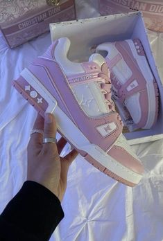 Art On Nails, Shoes Preppy, Nike Kids Shoes, Pink Nike Shoes, Back To School Shoes, Nike Fashion Shoes, Expensive Shoes, Cute Nike Shoes