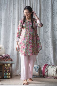 Lounge in style in our maternity set. Styled in soft Cotton Mul fabric, this breezy Pyjama Set is a great addition to your maternity wardrobe. It comes with one front zip for comfortable feed for your little one and two side pocket. Pregnancy Kurti Design, Lawn Dress Design, Pregnancy Wear, Hospital Gowns, Princess Evening Dress, Ghalib Poetry, Simple Kurti, Maternity Wardrobe