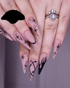 Black Nails With Art, Liza Winter Nails, Black Edgy Nails, Edgy Nails Acrylic Grunge, Goth Winter Nails, Nail Inspo Stiletto, Black Stiletto Nails, Witch Nails