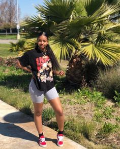 Bike Short and Vans Black girl outfits, Baddie outfits casual Biker Short Outfits Baddie, Looks Com Short, Tomboy Stil, Looks Hip Hop, Biker Shorts Outfit, Summer Shorts Outfits, Streetwear Mode, Looks Party, Traje Casual