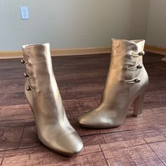 - Designer = Gianvito Rossi. - Size = 11m(41). Trunk 34 - Msrp = $1145 - Made In Italy . -Color = Glossy Gold.5 - Heel Height = 4.5” Inches. - Circumference Measured At Topmost Part(Opening) Of Boots When Clipped (Fastened) Starting From One Point All Around To Same Point = Approximately 27cm. - Height Measured From Top Tip Of Boots To Bottom Tip Of Heel= 25cm. - Glossy Gold Genuine Leather Size 11m(41) Size Elastic Band Clip And Button Ankle Hi Boots. - Make A Statement In This Piece. Pair With Chic Boots With Wrapped Heel And Round Toe, Chic Round Toe Heeled Boots With Wrapped Heel, Chic Heeled Boots With Wrapped Heel And Round Toe, Leather Party Boots With Round Toe, Party Leather Booties With Round Toe, Leather Mid-calf Boots With Round Toe For Party, Chic Leather Booties For Party, Calf Leather Boots For Fall Party, Leather Heeled Boots With Round Toe For Party