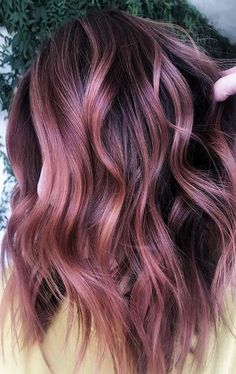 Beautiful Hair Color Ideas, Hair With Pink Highlights, Gold Hair Colors, Hair Color Rose Gold, Beautiful Hair Color, Pink Highlights, Rose Gold Hair, Penteado Cabelo Curto, Hair Colours