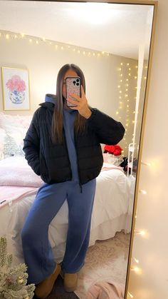 Comfy Outfit Sweatpants, Hoodie Fits Aesthetic, Winter Class Outfits, Cute Cold Day Outfit, College Winter Outfits Cold Weather, Everyday College Outfits Winter, Platform Ugg Outfits, Comfy Cute Winter Outfits, Winter Ugg Outfits