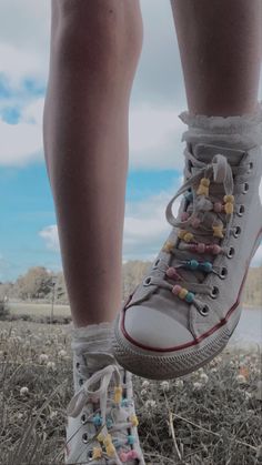 Bead Shoes Ideas, Costum Converse High, Shoe Lace Beads Converse, Converse Chain Beads, Shoes Beads Diy, Beads On Shoelaces Aesthetic, Beads In Converse, Converse Shoe Laces Ideas Beads, Beaded Converse Shoes