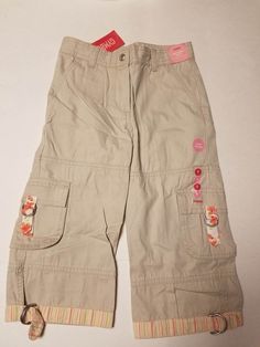 2000s Capri Pants, Khaki Capri Outfit, Capri Pants Outfits Summer, Kawaii Jeans, Khaki Cargo Pants Outfit, Capris Outfit, Y2k Capris, Capri Pants Outfits, Khaki Pants Outfit