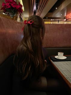 Hair bow hairstyle, moody dinner, picspo, night out, winter fashion, girly pic #hairstyles #hairbow #moodboard Night Out Winter, Hair Bow Hairstyle, 2024 Hair Trends For Women, Old Money Hairstyles, Concert Hair, Interview Hairstyles, Hairstyles Female, 2024 Hair Trends, Preppy Hairstyles