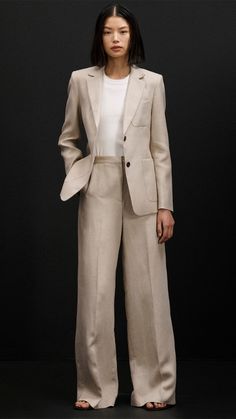 Our Weekend Blazer is made from linen. This quintessential outerwear piece features multiple pockets both at the exterior and interior, in addition to a classic fit and a two-button closure. Linen Suit Outfits For Women, Linen Indian Suits For Women, Blouse With Pocket, Sartorial Style Women, Classic Suit For Women, Womens Linen Clothes, Linen Suits Women, Theatre Outfit, Pant Suits For Women