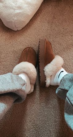 Uggs And Nike Socks Outfit, Preppy Ugg Slippers, Fits With Ugg Slippers, Preppy Uggs Outfit, Styling Ugg Slippers, Uggs Preppy, How To Style Ugg Slippers, Style Ugg Slippers, Ugg Slippers Outfits