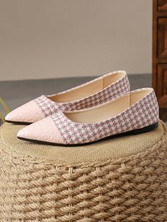 These Commuter Chic flat shoes feature an elegant pointed toe and patchwork design in a stylish autumn pink color. Perfect for the woman on the go, these flats combine comfort and sophistication for a chic and fashionable look. Step up your commuter style with these sleek and versatile shoes. Color : Pink Upper Material : Fabric Lining Material : PU Leather Insole Material : PU Leather Outsole Material : PU Leather Spring Pink Flats, Chic Pink Almond Toe Ballet Flats, Beige Pointed Toe Flats For Spring, Beige Pointed Toe Ballet Flats For Fall, Spring Beige Pointed Toe Flats, Pink Flats For Work, Feminine Pink Slip-on Ballet Flats, Pink Almond Toe Ballet Flats, Pink Flats With Flat Heel For Work