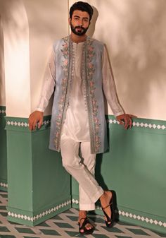 Indian Menswear Wedding, Kurta Set For Men Wedding, Kurta And Jacket For Men Wedding, Bollywood Mens Fashion, Men Sangeet Outfits, Kurta Jackets For Men, Traditional Outfits For Men, Men Kurta Designs Style, Ethnic Wear Men