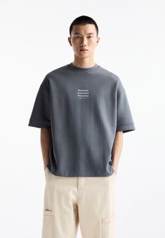 PULL&BEAR LABEL SHORT SLEEVE - Potiskana majica - blue grey Pull And Bear Outfit, Pull And Bear Tshirt, Oversized Tshirt Outfit Men, Tshirt Plain, Mens Fall Outfits, Clothing Prints, T-shirt Photography, Oversize Tshirt Outfits, Cropped White Tee