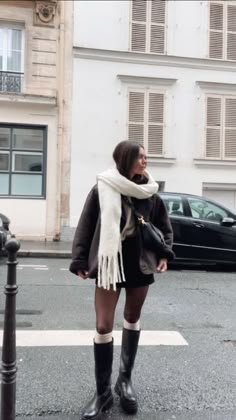 Paris During Winter, Best Autumn Outfits, Aesthetic Looks Winter, Winter Outfit City, Paris Outfit Inspo Winter, Nyc Winter Outfits Going Out, Paris Inspo Outfit, Paris Outfit Autumn, Paris In The Winter Outfits