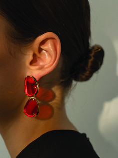 Editor's NotesNew design of sunlighting earring, the best seller of the 'motion of light' collection that reinterprets the movement of light. Purple and red light makes it more elegant.- Unbalance design- profound and mysterious colors- Daily point itemMeasurement (in.)- One size: 1.9*0.7 in / 0.9*0.7 inComposition & Care- 14k Gold plating & light purple / red- Store in a closed zipper bag- Clean with silver cleaner with soft clothDesigner- by 1064STUDIO Modern Shiny Finish Earrings For Gift, Modern Clip-on Earrings For Party, Modern Clip-on Party Earrings, Modern Party Clip-on Earrings, Chic Red Jewelry For Formal Occasions, Contemporary Red Jewelry As A Gift, Modern Red Round Earrings, Modern Round Earrings For Evening, Contemporary Red Jewelry For Gifts