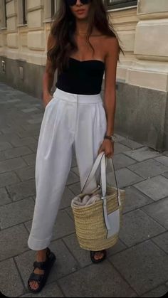 Elegant summer outfit, linen pants outfit ideas, summer 2022, classy summer outfit Casual Chique Stijl, Looks Summer, Summer Outfits Women Over 40, Summer Outfits For Moms, Nashville Outfits, Europe Outfits, Chique Outfits, Italy Outfits, Jersey Outfit