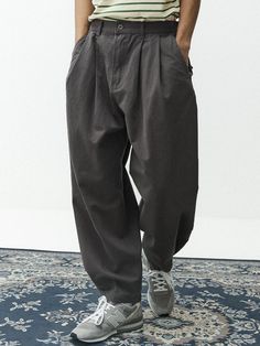 This is a casual and comfortable balloon pants that is made out of sturdy cotton 100% fabric. With soft touch of the fabric, adjustable snaps on the hem, and double tuck on the waistband, it can be easily styled for your daily outfit.- Washed cotton twill fabric for soft touch- Adjustable snaps on the hem- Two tucks on the waistband Cotton Harem Pants With Tapered Leg For Fall, Cotton Harem Pants With Pockets For Fall, Cotton Relaxed Fit Solid Harem Pants, Oversized Solid Cotton Bottoms, Oversized Cotton Parachute Pants For Fall, Solid Cotton Harem Pants For Fall, Baggy Solid Color Cotton Harem Pants, Relaxed Fit Cotton Harem Pants, Relaxed Fit Parachute Pants With Belt Loops