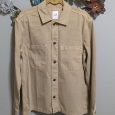 New No Flaws Mens Gap Khaki Denim Relaxed Fit Shacket Metal Button Closure Front Chest Flap Pockets 100% Cotton Smooth Denim Pit To Pit 23" Length 28' Oversized Shacket, Gap Jacket, Gap Jackets, Gap Denim, Khaki Color, Workout Jacket, Metal Buttons, Flap Pocket, Shirt Jacket