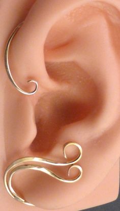 WAVES EAR WRAP Sleek Minimalist Sterling or Brass - Etsy Diy Festival, Wire Ear Cuffs, Wire Bending, Twist Jewelry, Cosplay Jewelry, Bijoux Fil Aluminium, Arm Cuffs, Wrap Earrings, Wire Jewelry Designs