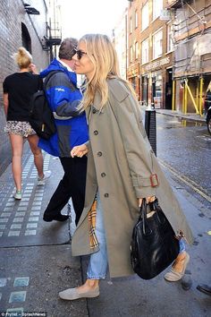 Layer up with Sienna's Burberry trench coat #DailyMail Click to buy now Trenchcoat Style, Trench Outfit, Sienna Miller Style, Burberry Trenchcoat, Pijamas Women, Looks Jeans, Trench Coat Outfit, Estilo Hippie, Trench Coat Style