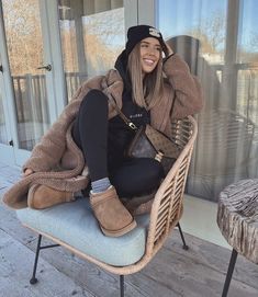 Ugg Ultra Mini Outfit, Mini Uggs Outfit, Leggings Casual Outfit, Black Leggings Casual, Ultra Mini Uggs, Leggings Outfit Ideas, Comfy Outfits Winter, Mini Outfit, Black Leggings Outfit