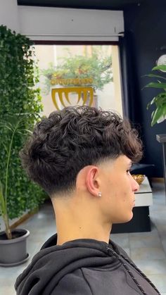 Taper Haircut Curly Hair, Fringe Fade Haircut Men, Fade Hair Styles For Men, Taperfade Men Curly Hair, Tapper Fade Boys Haircut Curly, Tapper Fade Boys Haircut, Mid Blowout Taper, Best Taper Fades, Low Fade Haircut Mens Curly Hair