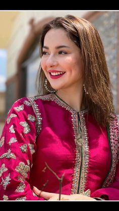 Hania Aamir, Pakistani Formal Dresses, Hania Amir, Bridal Dresses Pakistan, Belle Silhouette, Casual Indian Fashion, Pakistani Fashion Party Wear, Beautiful Pakistani Dresses