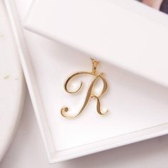 R Initial Necklace - Cursive "R" initial - Gift Necklace for mom, for wife, for daughter, for bridesmaids. Custom initial gold necklace Dainty "R" initial. Perfect every day necklace. Lovely gift for your self, sister, bridesmaids, new mom. Pendant: Base metal is brass and 14K gold plated. Chain is 18 inches, 14k gold filled. Note: model shots might show a different initial, only to illustrate overall look and length of the chain. This listing is for the "R" initial. Alphabet Necklace Initials, Cursive R, Letter Necklace Gold, Wedding Minimalist, Alphabet Necklace, Gold Letter Necklace, Initial Gifts, Necklace Initial, English Alphabet