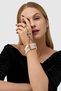 This sumptuous piece of jewelry features a retro-elegant yet slightly modern style that complements the lavish garments, reminiscent of the roaring 1920s. Features: Exquisite pearl decoration Inner perimeter of bracelet is 7.4"/ 18.8cm Diameter of ring: 0.7"/ 1.78cm Total length: 5.59"/ 14.20cm Flapper Jewelry 1920s, Evening Gatsby Style Gold Jewelry, 1920s Pearl Necklace, 1920s Bracelet, Roaring 20s Jewelry, 1920 Outfits, 1920s Hair Accessories, 1920s Accessories, Flapper Headpiece