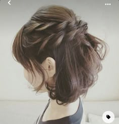 Medium Length Hairstyles For Bridesmaids, Shorthair Hairstyles Wedding, Medium Length Formal Hairstyles With Bangs, Wedding Hair Ideas Short Hair, Simple Beautiful Eye Makeup, Formal Hair For Short Curly Hair, Formal Hairstyles Down Medium, Shoulder Length Updo Wedding Bridesmaid Hair, Shoulder Length Formal Hairstyles Half Up