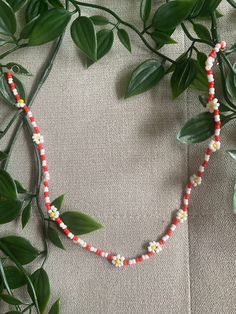 Blümchen Kette in Rot, weiß Gelb  inspiriert vom Y2K Style  Selbst Hergestellt  Kann auf Nachfrage auch personalisiert in anderen Farben oder als Armband  hergestellt werden :) Trendy White Necklace For Spring, Handmade White Beaded Necklaces For Spring, Handmade White Beaded Necklace For Spring, Cute White Necklaces For Spring, White Beach Necklaces For Spring, Cute White Necklace With Letter Beads, White Beach Necklace For Spring, Handmade White Necklaces For Spring, Spring Beach White Necklace