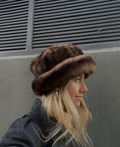 Winter Fits Women, Fur Bucket Hat Outfit, Rings Old Money, Ladies Winter Hats, Fur Hat Outfit, Women's Winter Outfit, Brown Fur Hat, Russian Winter Hat, Navy Outfits