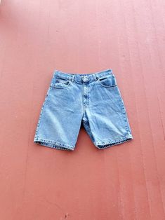 "Brand Honors Size 34 Above knee length Faded perfectly Reg fit Dad shorts unisex look nice on women as well Super light strip of a darker discoloration on back but not noticeable (will soak and wash before sending out) 34 waist 9\" inseam 20\" full length" Light Wash Jean Shorts For Streetwear, Light Wash Straight Leg Jean Shorts For Streetwear, Vintage Medium Wash Shorts For Streetwear, Medium Wash Relaxed Fit Knee-length Jean Shorts, Light Wash Relaxed Fit Jean Shorts, Retro Light Wash Shorts, Faded Straight Leg Jean Shorts For Summer, Retro Light Wash Short Length Jean Shorts, Retro Light Wash Short Jean Shorts