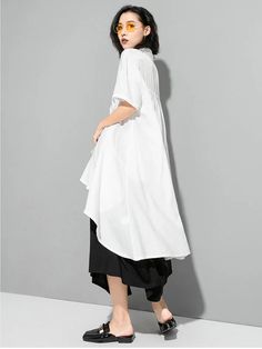 قميص أصلي فضفاض بلون سادة وأكمام قصيرة Oversized Asymmetrical Shirt For Spring, White Shirt With Asymmetrical Hem For Spring, White Short Sleeve Shirt For Layering, Oversized White Blouse For Layering, White Asymmetrical Cotton Shirt, Asymmetrical Lagenlook Summer Blouse, Summer Lagenlook Asymmetrical Blouse, White Cotton Shirt With Asymmetrical Hem, Versatile White Blouse With Shirttail Hem