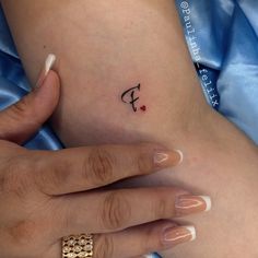 Tatuagem minimalist homenagem romântica Tattoos That Say Love, Small F Tattoo, Letter F Tattoo Ideas, Tattoo Letra E, F Initial Tattoo, F Letter Tattoo, F Tattoo Letter Initial, F Tattoo Letter, Letter F Tattoo